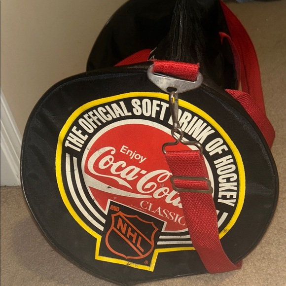 Coca Cola NFL Classic Black and Red Duffel Bag signed by Wayne Gretsky - Picture 4 of 11